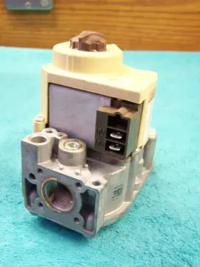 B12826-15 Honeywell Amana Goodman Vr8205a 8104 Gas Valve #2