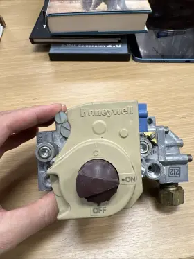 Vr8204a1219 Honeywell Vr8200a2223 Furnace Gas Valve #2