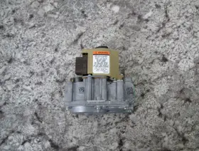 Vr8105m2817 Reznor / Honeywell 172552 Vr8105m 2817 Unit Heater Gas Valve Used #3
