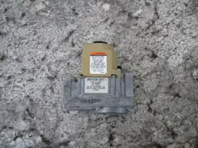 Vr8105m2817 Reznor / Honeywell 172552 Vr8105m 2817 Unit Heater Gas Valve Used